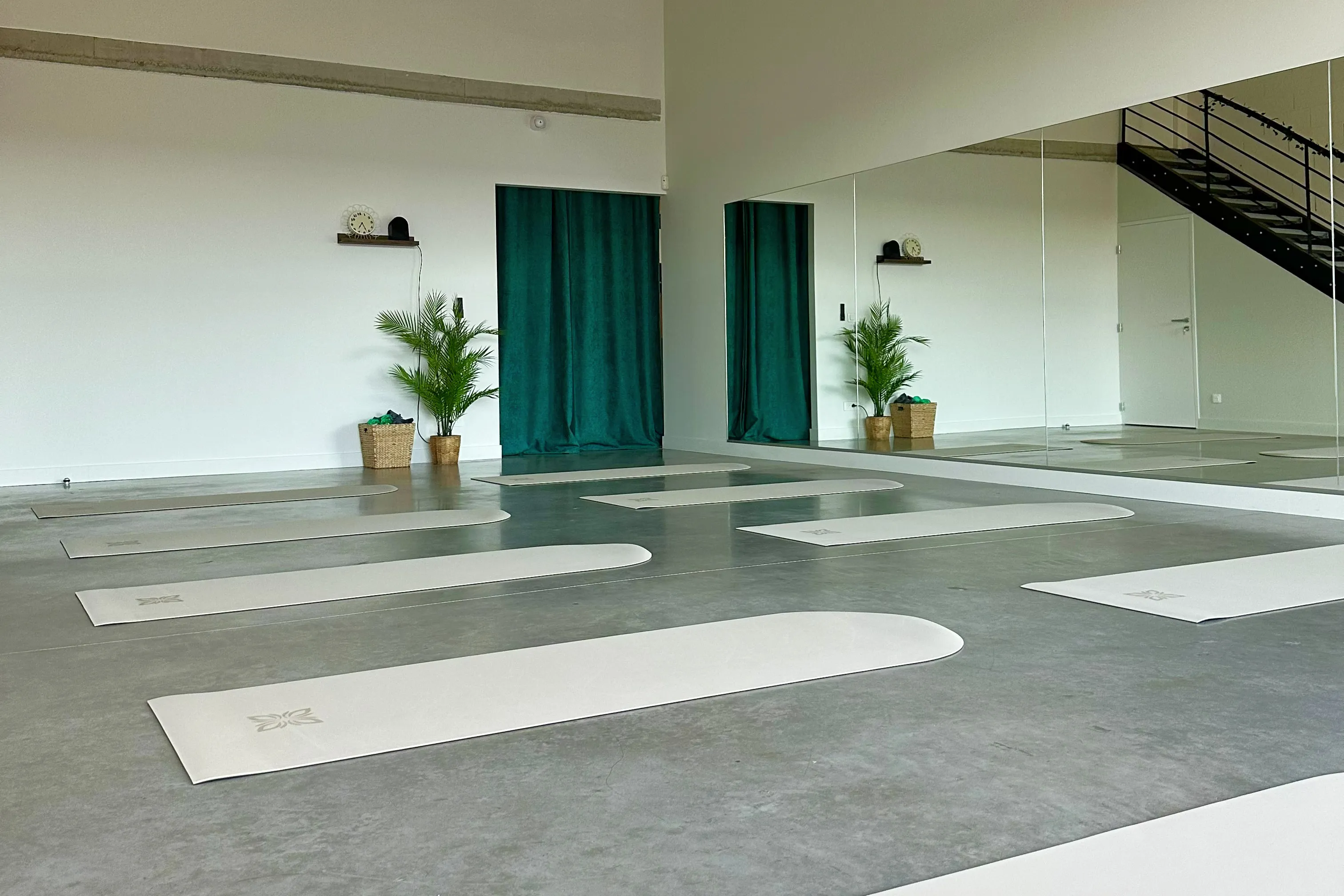 La salle Mat du Kaizen Pilates Club à Plaisance-du-Touch : tapis de Pilates alignés sur le sol face à un grand miroir